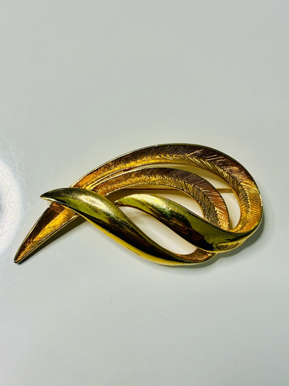 Source Unknown Gold-Tone Twisted Leaf Brooch